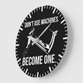 Word een machine, sterk meisje dat loopband opheft grote klok (Hoek)