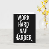 Work Hard Nap Harder _ Funny Motivational Quote Sh Kaart (Gele Bloem)