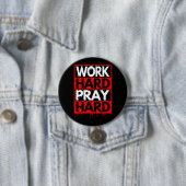 WORK HARD PRAY HARD RONDE BUTTON 7,6 CM (In situ)