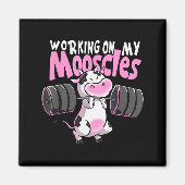 Working On My Mooscles Funny Gym Cow Weightlifting Magneet (Voorkant)