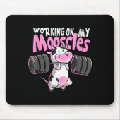 Working On My Mooscles Funny Gym Cow Weightlifting Muismat (Voorkant)