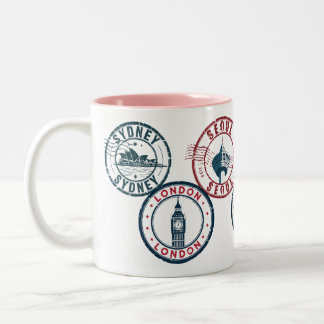 World City Passport Stamp Mug – Vintage TravelGift Tweekleurige Koffiemok