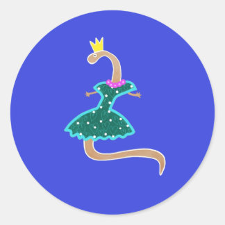 Worm in een groene jurk en een kroon ronde sticker