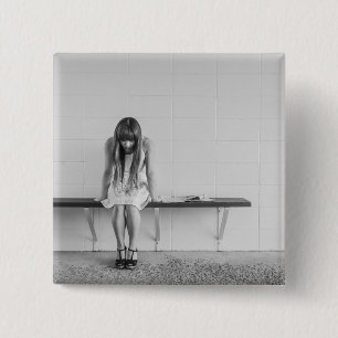 Worried Girl Vierkante Button 5,1 Cm