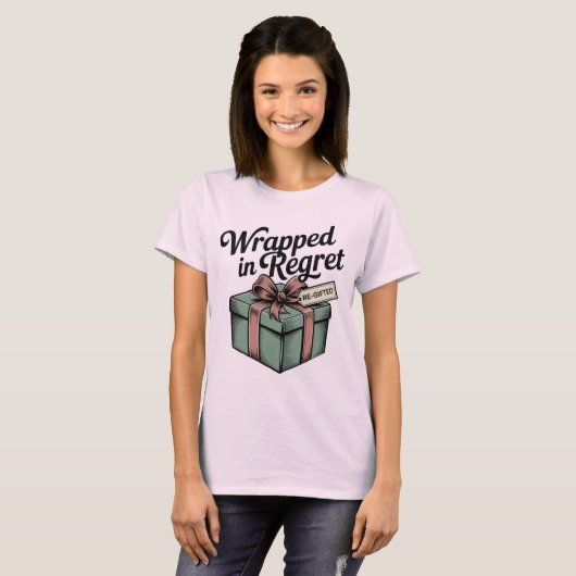 Wrapped in Regret | Funny Re-Gift Holiday Design T-shirt (Voorkant volledig)