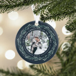 Wreath d'hiver | Première photo de Noël mariée<br><div class="desc">Un cadeau parfait pour les jeunes mariés, cet élégant ornement de Noël acrylique présente des photos avant et arrière entourées d'une couronne de feuilles vert foncé et de baies blanches sur un arrière - plan bleu marine. "Notre premier Noël en tant que Monsieur. & Mme" se courbe sur le dessus...</div>