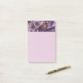 Wren en hellebore, roze en violet post-it® notes (Op bureau)