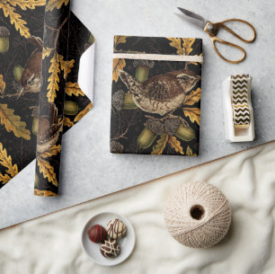 Wrens en eikels op zwart cadeaupapier