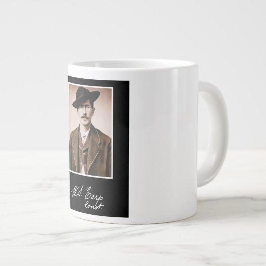 Wyatt Earp Constable in Zijne Eerste Minister Extra Grote Beker (Voorkant rechts)