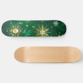 Xmas Golden Snowflakes op groene achtergrond Skateboard (Horizontaal)