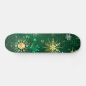 Xmas Golden Snowflakes op groene achtergrond Skateboard (Horizontaal)
