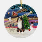 Xmas Magic - Aussie Shepherd (tri) Keramisch Ornament (Voorkant)