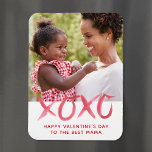 XOXO Magnet photo de la Saint Valentin pour maman<br><div class="desc">Aimant personnalisé imprimé Saint-Valentin personnalisé avec votre photo et texte. Ce design minimaliste moderne est doté d'une aquarelle rouge et de lettres à la main qui dit XOXO. Message ci-dessous dit "Heureuse Sainte-Valentin à la meilleure maman" ou vous pouvez le customiser avec votre propre message spécial pour maman, grand-mère ou...</div>
