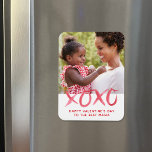 XOXO Magnet photo de la Saint Valentin pour maman<br><div class="desc">Aimant personnalisé imprimé Saint-Valentin personnalisé avec votre photo et texte. Ce design minimaliste moderne est doté d'une aquarelle rouge et de lettres à la main qui dit XOXO. Message ci-dessous dit "Heureuse Sainte-Valentin à la meilleure maman" ou vous pouvez le customiser avec votre propre message spécial pour maman, grand-mère ou...</div>