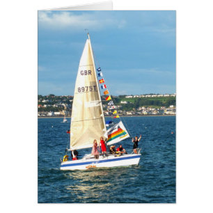 Yacht avec des drapeaux