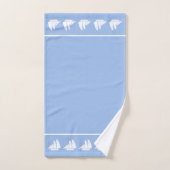 Yachts blancs élégants sur bleu ciel (Serviette à main)