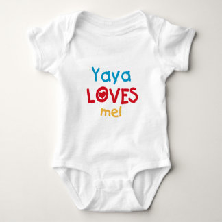 Yaya m'aime des T-shirts et des cadeaux