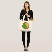 Year of the Fire Goat Grote Tote Bag (Voorkant (model))