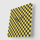 Yellow and black checkerboard pattern vierkante klok (Hoek)