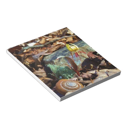 Yellow and Plum Trout Lily en Snagel Shell Notitieblok (Schuin)