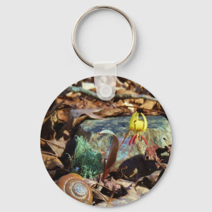 Yellow and Plum Trout Lily en Snagel Shell Sleutelhanger