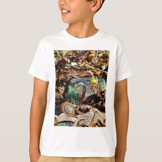 Yellow and Plum Trout Lily en Snagel Shell T-shirt (Voorkant)