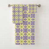 Yellow and purple geometric floral patterned  (En situation)