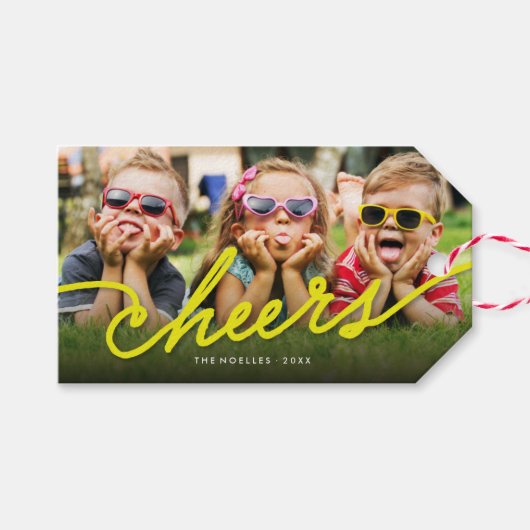Yellow Cheers Calligraphy Script Photo Holiday Cadeaulabel (Voorkant (Horizontaal))