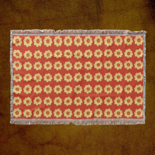 Yellow Dahlia Floral Pattern op Red Deken