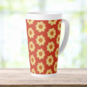 Yellow Dahlia Floral Pattern op Red Latte Mok