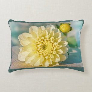 Yellow Dahlia Flower op donkere Blauwgroen achterg Accent Kussen