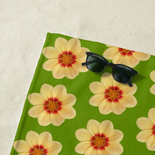 Yellow Dahlia Pattern over Groene Floral Strandlaken (In situ)