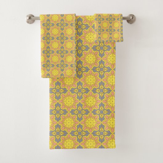 Yellow floral geometric patterned bad handdoek (Insitu)