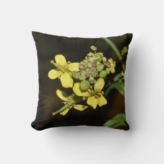 Yellow Flowers on Throw Pillow Kussen