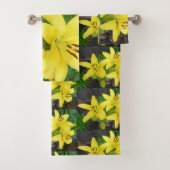 Yellow Lilly Photo Designed Bath Towel Set Bad Handdoek (Insitu)