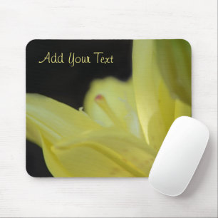 Yellow Lily door Shirley Taylor Muismat