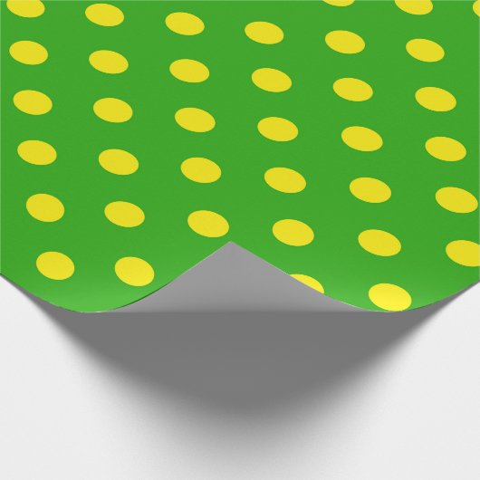 Yellow On Green Polka Dots Pattern Design Cadeaupapier (Hoek)