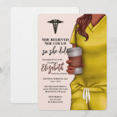 Yellow Scrubs Nursing School Afstuderen Uitnodigin Kaart (Voorkant / Achterkant)