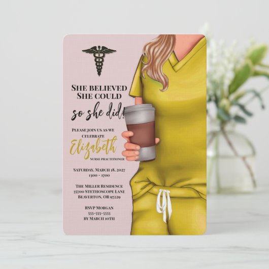 Yellow Scrubs Nursing School Afstuderen Uitnodigin Kaart (Staand voorkant)