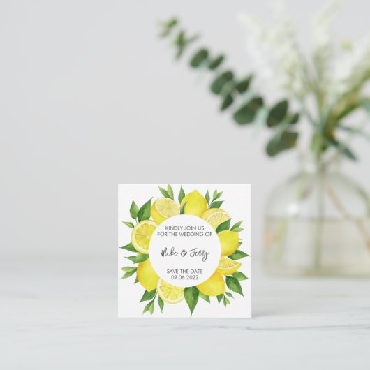 Yellow Tropical Lemon Citrus Monogram Weddenschap Informatiekaartje (Staand voorkant)