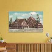 Yellowstone, WYView of Whole Old Faithful Inn Canvas Afdruk (Insitu (Woonkamer))