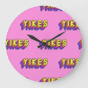 Yikes Words: Roze behang. Grote Klok