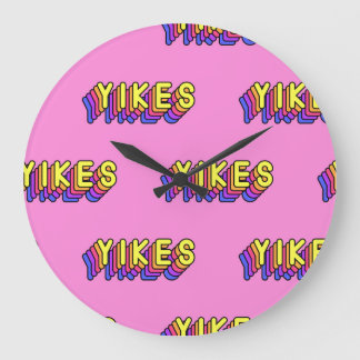 Yikes Words: Roze behang. Grote Klok
