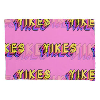 Yikes Words: Roze behang. Kussensloop