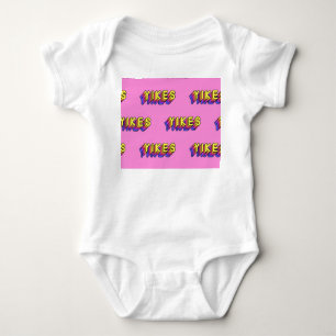 Yikes Words: Roze behang. Romper