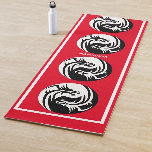 Yin en Yang Dragons op Red Yogamat (In situ)