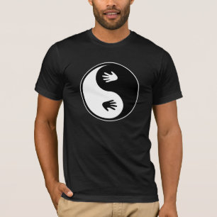 Yin Yang avec le T-shirt de mains