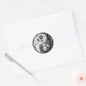 Yin Yang Rozen, zwart Ronde Sticker (Envelop)