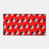 Ying yang patroon op rood bureaumat (Voorkant)