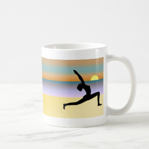 Yoga aux tasses de café de thé de silhouette de